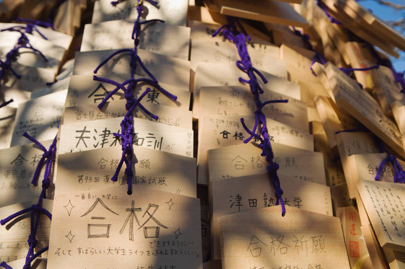 无人,横图,室内,特写,白天,正面,静物,一排,吊挂,悬挂,阴影,节日,艺术,整齐,并列,并排,反射,木制,标志,书法,文字,影子,字符,挂,文化,标识,排列,木制品,祈祷,健康,汉字,许愿,宗教,佛教,信仰,纪念,祈求,队列,中文,毛笔字,平行,国文,华文,释教,平安,彩图,中国书法
