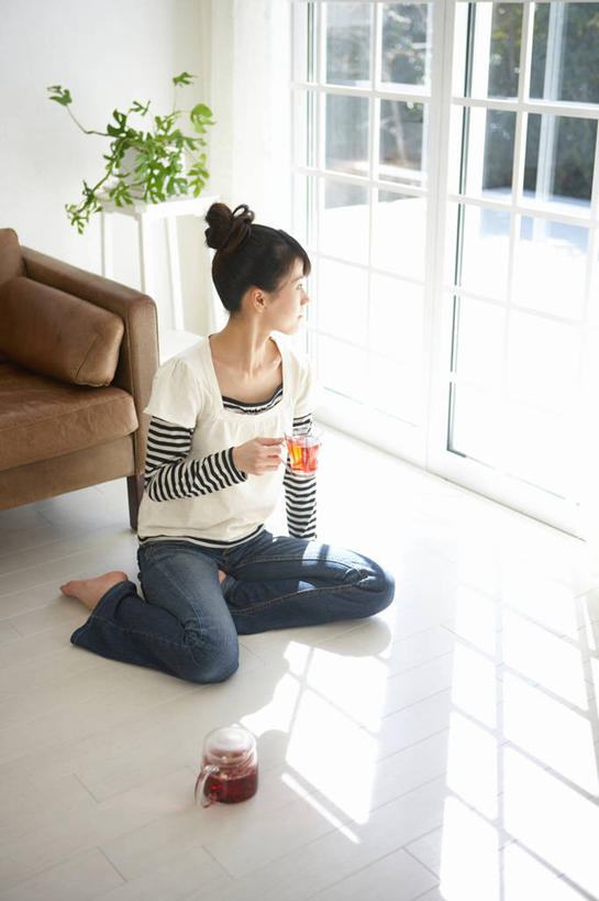 东方人,一个人,客厅,跪,竖图,室内,白天,正面,植物,沙发,杯子,亚洲,仅一个年轻女性,仅一个女性,仅一个人,喝,握,阴影,服装,反射,壶,盆栽,影子,墙,盆景,凉茶,注视,休闲装,黄种人,墙壁,墙面,玻璃制品,水壶,饮料,一个,衣服,绿色,白色,自然,茶壶,容器,水杯,观察,看,休闲,休闲服,清热,握着,服饰,生长,单个,成长,观看,察看,起居室,关注,解毒,客堂,下火,年轻女性,女人,女性,亚洲人,玻璃杯,跪着,彩图,全身,皮沙发