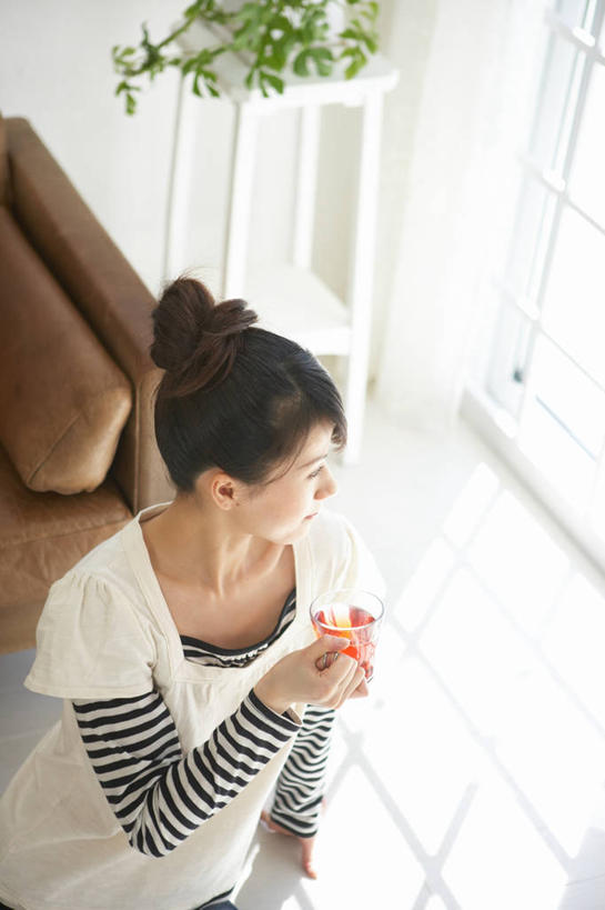 东方人,一个人,客厅,坐,竖图,俯视,室内,白天,植物,沙发,杯子,亚洲,仅一个年轻女性,仅一个女性,仅一个人,喝,握,阴影,服装,反射,盆栽,影子,墙,盆景,凉茶,扭头,注视,休闲装,黄种人,墙壁,墙面,玻璃制品,饮料,一个,衣服,绿色,白色,自然,水杯,观察,看,转头,休闲,休闲服,清热,握着,服饰,生长,单个,成长,观看,察看,起居室,关注,解毒,客堂,下火,年轻女性,女人,女性,亚洲人,玻璃杯,坐着,半身,彩图,高角度拍摄,皮沙发