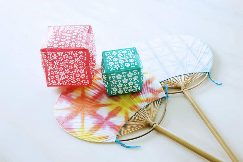 无人,横图,俯视,室内,特写,白天,白色背景,静物,阴影,反射,扇子,图形,影子,两把,几何,立方体,正方体,清凉,凉爽,文化,盒子,两个,红色,绿色,容器,摄影,影棚,储藏,储存,数学,彩图,高角度拍摄,影棚拍摄,拍摄,和风扇,和风扇子,几何图形,凉扇,立体几何,立体图形,正六面体,贮存,传统文化