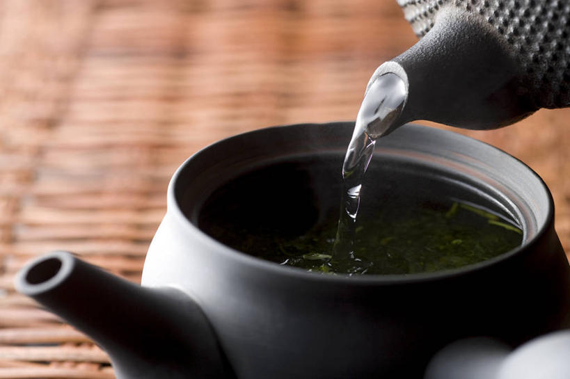 无人,横图,俯视,室内,特写,白天,幸福,餐桌,茶,桌子,倒,阴影,朦胧,模糊,反射,壶,影子,陶瓷,绿茶,茶叶,陶瓷制品,娱乐,水壶,两个,茶壶,容器,享受,休闲,温馨,放松,乐趣,流动,餐台,提神,舒适,醒脑,彩图,高角度拍摄,不发酵茶,苦茗