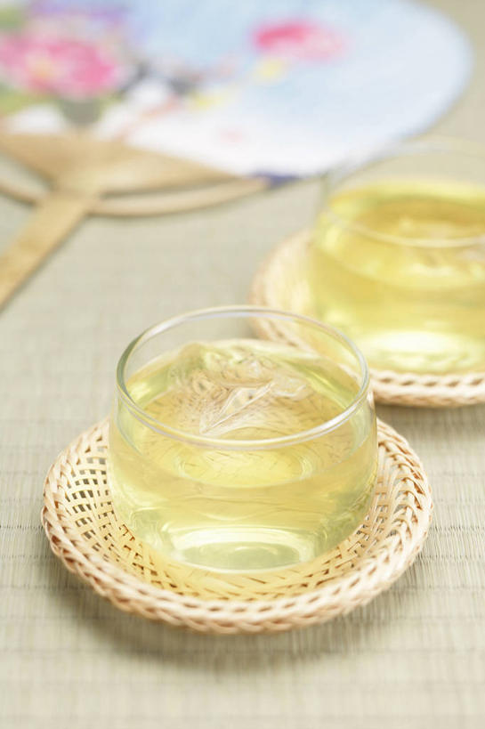 无人,竖图,俯视,室内,特写,白天,幸福,茶,杯子,玻璃,阴影,朦胧,模糊,反射,扇子,影子,绿茶,茶道,茶叶,杯垫,两杯,清凉,凉爽,文化,娱乐,玻璃制品,两个,水杯,垫子,享受,休闲,温馨,放松,乐趣,摄影,影棚,茶艺,环境,提神,舒适,醒脑,东亚文化,礼法,修行,茶杯,彩图,高角度拍摄,影棚拍摄,拍摄,和风扇,和风扇子,凉扇,不发酵茶,苦茗,茶文化,传统文化