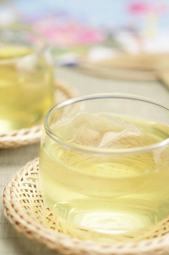 无人,竖图,俯视,室内,特写,白天,幸福,茶,杯子,玻璃,阴影,朦胧,模糊,反射,扇子,影子,绿茶,茶道,茶叶,杯垫,两杯,清凉,凉爽,文化,娱乐,玻璃制品,两个,水杯,垫子,享受,休闲,温馨,放松,乐趣,摄影,影棚,茶艺,环境,提神,舒适,醒脑,东亚文化,礼法,修行,茶杯,彩图,高角度拍摄,影棚拍摄,拍摄,和风扇,和风扇子,凉扇,不发酵茶,苦茗,茶文化,传统文化