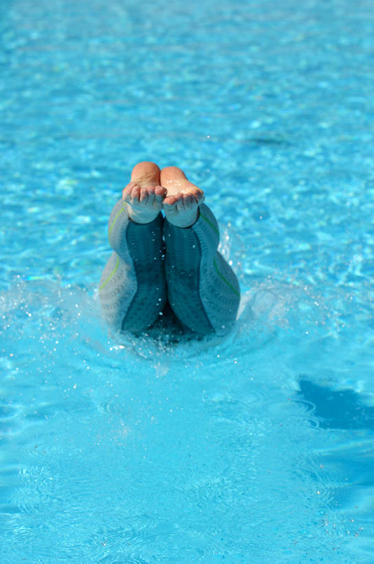 游泳,东方人,一个人,运动员,体育馆,游泳池,竖图,俯视,室外,白天,锻炼,旅游,度假,运动,水,亚洲,仅一个年轻女性,仅一个女性,仅一个人,阴影,光线,影子,水池,水面,黄种人,光脚,娱乐,泳池,蓝色,阳光,享受,休闲,赤脚,放松,游泳馆,室外运动,户外运动,游泳运动员,泅水,拍浮,年轻女性,女人,女性,亚洲人,体育运动员,运动选手,彩图,高角度拍摄,全身,健身