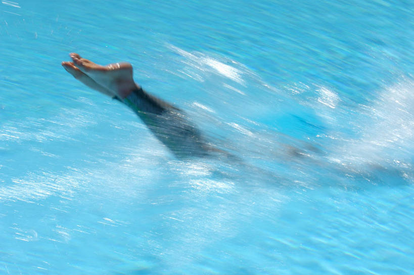 游泳,东方人,一个人,运动员,体育馆,游泳池,横图,室外,白天,侧面,锻炼,旅游,度假,运动,水,亚洲,仅一个年轻女性,仅一个女性,仅一个人,阴影,飞溅,朦胧,模糊,溅,光线,液体,影子,水池,水滴,水面,黄种人,光脚,娱乐,泳池,水珠,蓝色,阳光,享受,休闲,赤脚,放松,游泳馆,喷洒,室外运动,户外运动,游泳运动员,泅水,拍浮,年轻女性,女人,女性,亚洲人,体育运动员,运动选手,半身,彩图,健身