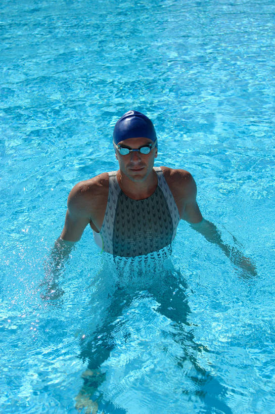 西方人,一个人,运动员,体育馆,游泳池,站,竖图,俯视,室外,白天,泳装,锻炼,旅游,度假,运动,水,帽子,欧洲,欧洲人,仅一个男性,仅一个人,阴影,泳帽,光线,眼镜,影子,泳镜,水池,水面,注视,娱乐,泳池,仅一个年轻男性,蓝色,阳光,游泳眼镜,观察,看,站着,享受,休闲,放松,观看,察看,游泳馆,关注,室外运动,游泳帽,户外运动,游泳运动员,连体泳衣,男人,男性,年轻男性,白种人,体育运动员,运动选手,站立,彩图,高角度拍摄,全身,泳衣,健身