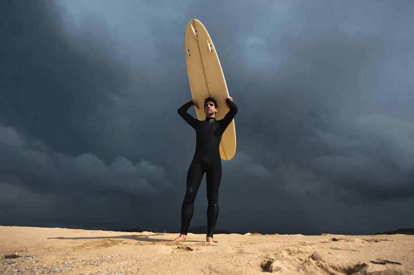 冲浪,西方人,一个人,站,举,横图,室外,白天,正面,锻炼,运动,沙滩,欧洲,欧洲人,仅一个男性,仅一个人,握,服装,冲浪板,沙子,地平线,海岸,乌云,云,阴天,云朵,辽阔,地面,沙地,拿,云彩,拿着,注视,光脚,运动器械,仅一个年轻男性,衣服,天空,天,观察,看,托,站着,广阔,赤脚,握着,潜水服,服饰,观看,一望无际,察看,昏暗,衣着,阴沉,穿着,关注,延伸,健身器材,水上运动,天地相交,衣饰,无边无际,一马平川,冲浪装备,体育,男人,男性,年轻男性,白种人,海滩,举起,举手,举着,向上举,向上伸,向上托,站立,彩图,全身,健身,湿式潜水服,冲浪运动,运动器材