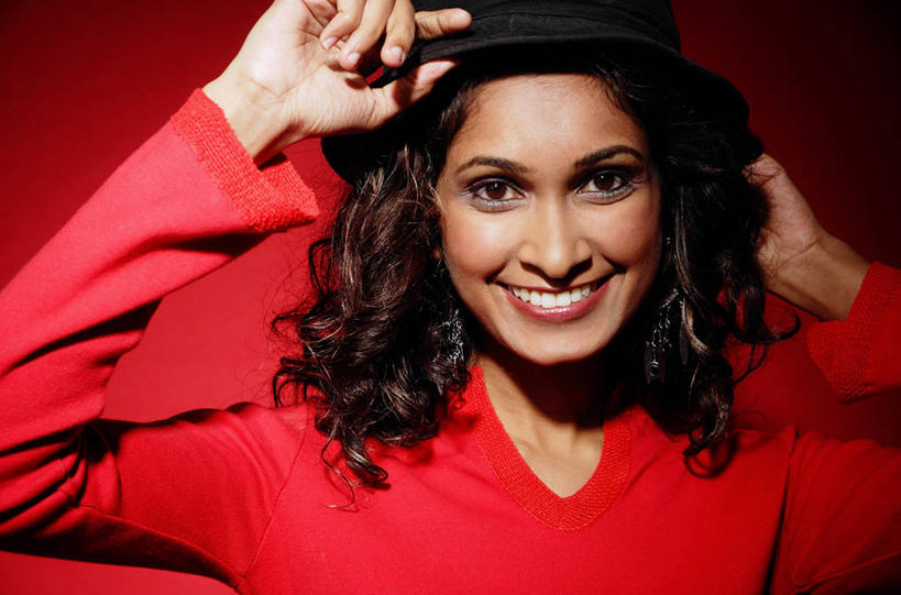 一个人,站,笑,微笑,露齿笑,横图,室内,白天,正面,帽子,亚洲,仅一个年轻女性,仅一个女性,仅一个人,戴,阴影,红色背景,服装,反射,影子,注视,休闲装,礼帽,衣服,红色,观察,看,站着,休闲,休闲服,摄影,服饰,影棚,观看,戴着,察看,关注,年轻女性,女人,女性,亚洲人,印度人,站立,半身,彩图,影棚拍摄,拍摄