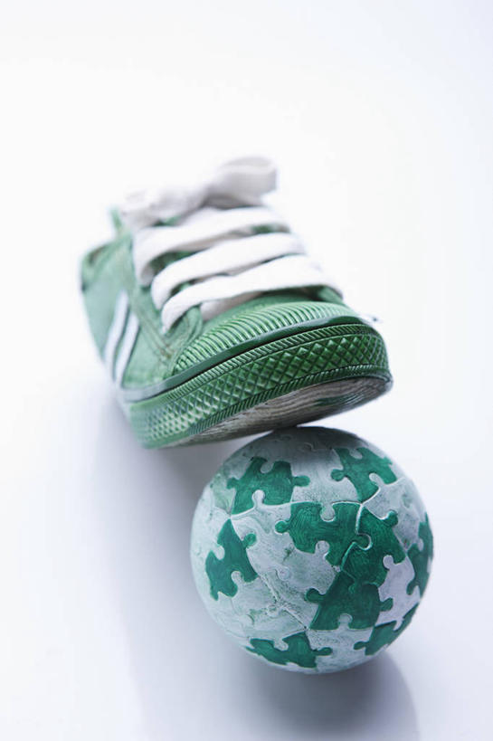 无人,竖图,俯视,室内,特写,白天,白色背景,游戏,成功,合作,团队,集体,信心,仪器,海洋,静物,地图,拼图,鞋子,连接,阴影,组合,反射,网格,地球仪,图形,线条,影子,世界地图,地球,陆地,几何,玩,全球,娱乐,踩,队伍,球,一个,经纬线,模型,踩着,休闲,球体,摄影,地理,国家,影棚,单个,活动,休闲鞋,链接,板鞋,大陆,世界,成就,发泄,数学,消遣,智力,拼接,拼凑,纬线,智力游戏,合伙,版图,经线,经纬仪,地理学,宣泄,拼合,凑集,聚合,撮合,链结,趣味,策略,玩耍,嬉戏,彩图,高角度拍摄,影棚拍摄,拍摄,几何图形,立体几何,立体图形,立体拼图,大洋,大洲