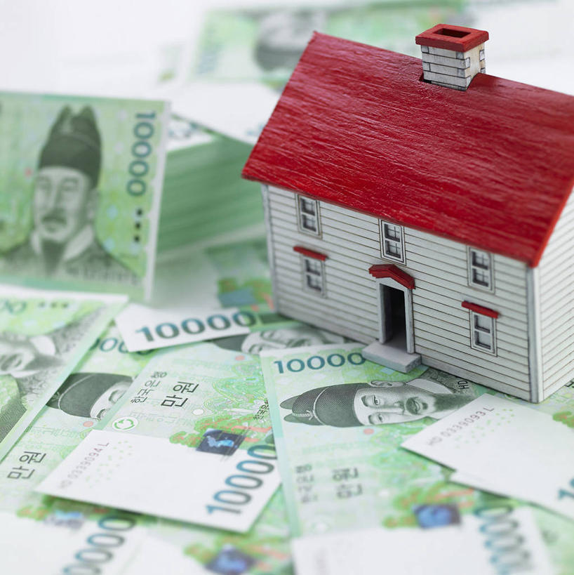 无人,家,竖图,俯视,室内,特写,白天,钱,静物,阴影,立体,反射,空间,标志,钱币,数字,文字,影子,字符,房屋,屋子,公寓,标识,洋房,楼房,住宅,模型,规划,钞票,金融,纸币,阿拉伯数字,韩币,经济,流通,纸钞,贸易,直观,建筑模型,建筑设计,货币,现金,设计,彩图,高角度拍摄,房子,圜