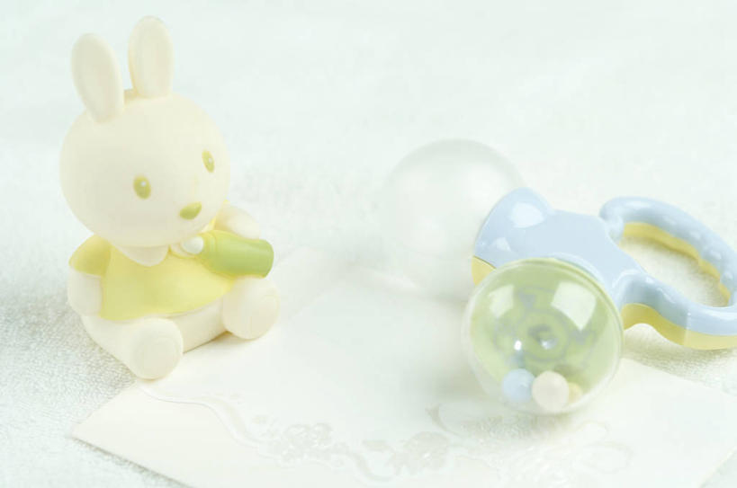无人,横图,俯视,室内,特写,白天,白色背景,游戏,哺乳动物,静物,玩具,阴影,反射,兔子,影子,玩,娱乐,一个,动物,休闲,益智,摄影,影棚,单个,奶嘴,婴儿用品,安抚,活动,兔,抚慰,发泄,消遣,智力,摇铃,安抚奶嘴,宣泄,玩耍,嬉戏,彩图,高角度拍摄,影棚拍摄,拍摄,手摇铃