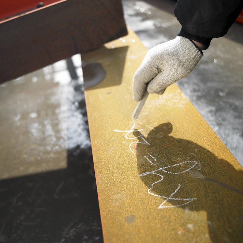 东方人,手,一个人,建筑工人,竖图,俯视,室外,特写,白天,工作服,制服,安全,建材,建筑,亚洲,仅一个男性,仅一个人,握,阴影,光线,笔,材料,工具,木板,木材,影子,防护,拿,拿着,黄种人,木柴,工人,仅一个年轻男性,阳光,粉笔,手套,学习用品,手部,握着,建造,木料,保护,单手,文具用品,书写,保险,保全,周全,安稳,安定,防护手套,工作制服,白垩,平安,男人,男性,年轻男性,亚洲人,员工,建筑工,半身,彩图,高角度拍摄,工作套服,匠人,劳动者,体力工