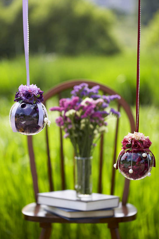 无人,竖图,室外,白天,正面,智慧,草地,草坪,植物,花瓶,书籍,椅子,阴影,朦胧,模糊,艺术,装饰,盛开,光线,影子,木椅,花蕾,文化,玻璃制品,草,花,花瓣,花朵,鲜花,绿色,阳光,插花,玻璃瓶,瓶子,书本,花苞,花蕊,华丽,修饰,插花艺术,点缀,创造,创作,想象,衬托,美观,雅致,雅观,书,图书,彩图