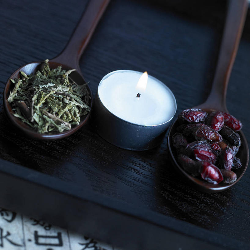 无人,竖图,俯视,室内,特写,白天,植物,蜡烛,阴影,光线,标志,火焰,文字,影子,烛光,字符,勺子,字母,草药,药草,燃烧,标识,中药,两个,调羹,汤匙,香草,点燃,药材,中草药,中药材,本草,韩语,芳香植物,彩图,高角度拍摄,朝鲜语,韩国语