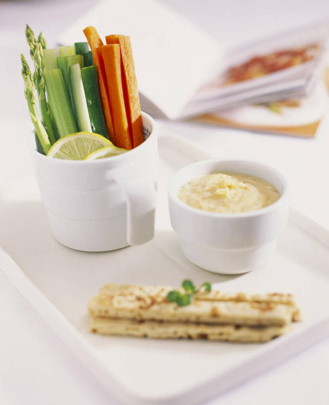 无人,竖图,俯视,室内,特写,白天,植物,柠檬,萝卜,胡萝卜,黄瓜,芦笋,蔬菜,餐具,书籍,水果,叶子,阴影,朦胧,模糊,新鲜,反射,碟子,盘,纹理,影子,陶瓷,生食,沙拉,食品,果实,绿叶,陶瓷制品,色拉,沙律,食物,绿色,盘子,容器,碟,碗,嫩叶,菜谱,有机食品,绿色食品,色拉酱,储藏,储存,千岛酱,黄萝卜,番萝卜,食谱,肌理,叶,叶片,叶脉,书,图书,益母果,柠果,猪尾巴,药鸡豆子,石刁柏,青瓜,蚂蚁杆,龙须菜,狼尾巴根,胡瓜,红萝卜,甘荀,彩图,高角度拍摄,蔬果沙拉,丁香萝卜,胡芦菔金,金笋,贮存