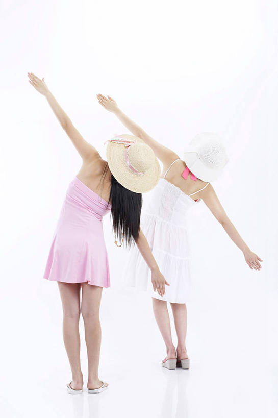 东方人,两个人,伙伴,朋友,站,伸展双臂,竖图,室内,白天,白色背景,裙子,友谊,帽子,亚洲,两顶,连衣裙,黄种人,背面,粉色,白色,遮阳帽,站着,摄影,影棚,吊带裙,友情,年轻女性,女人,女性,亚洲人,敞开双臂,伸开双臂,展开双肩,站立,张开手臂,张开双臂,彩图,全身,影棚拍摄,拍摄