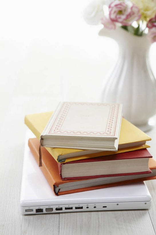 无人,竖图,室内,特写,白天,白色背景,正面,智慧,电脑,笔记本电脑,花瓶,书籍,一堆,阴影,堆叠,堆积,艺术,盛开,反射,网络,影子,陶瓷,陶瓷制品,花蕾,文化,通讯设备,花,花瓣,花朵,鲜花,插花,瓶子,书本,花苞,花蕊,摄影,影棚,堆,一台,插花艺术,创造,无线,创作,通信设备,无线网络,想象,无线上网,便携式电脑,手提电脑,书,图书,彩图,影棚拍摄,拍摄