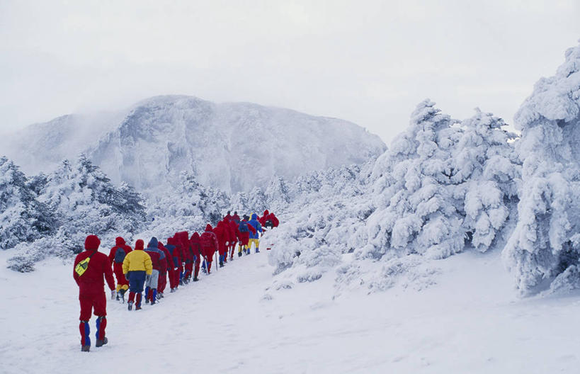 东方人,走,横图,室外,白天,旅游,度假,石头,美景,森林,山,树林,雪,雪山,植物,大雪,松树,济州岛,韩国,亚洲,行人,游客,游人,阴影,服装,光线,石子,影子,冰,积雪,景观,山顶,山峰,雪景,冬季,冬天,山峦,许多人,休闲装,黄种人,娱乐,路人,旅客,树,树木,背面,衣服,绿色,阳光,自然,一群人,享受,休闲,休闲服,景色,放松,寒冷,服饰,生长,成长,冰冷,自然风光,坚定,东亚,沉积岩,长寿,严寒,冰凉,酷寒,凛冽,凛凛,贞洁,极冷,大韩民国,济州,济州道,济州特别自治道,特别自治道,颠峰,极峰,过客,水成岩,男人,男性,年轻男性,年轻女性,女人,女性,亚洲人,石块,岩石,步行,散步,走路,彩图,全身