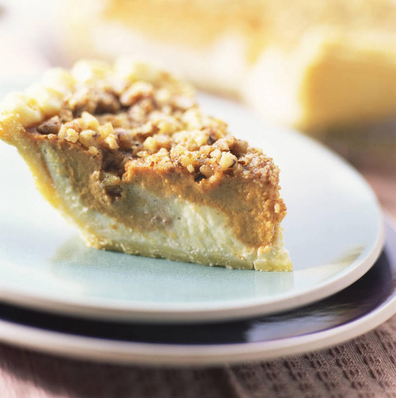 面食,无人,竖图,俯视,室内,特写,白天,烹饪,西餐,餐桌,桌子,餐具,一块,切开,阴影,朦胧,模糊,反射,碟子,盘,影子,核桃,料理,食品,坚果,面点,果实,菜肴,美食,食物,两个,盘子,碟,干果,切,西式,佳肴,餐台,派,剖面,切面,胡桃,羌桃,胡桃派,彩图,高角度拍摄