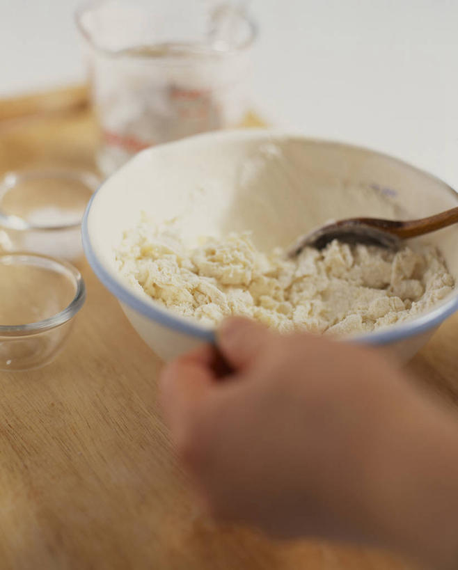 东方人,手,一个人,竖图,俯视,室内,特写,白天,桌面,桌子,亚洲,双手,仅一个年轻女性,仅一个女性,仅一个人,握,朦胧,模糊,木制,粉末,勺子,陶瓷,木桌,面粉,陶瓷制品,拿,粮食,拿着,黄种人,木制品,容器,调羹,汤匙,碗,手部,粉,握着,储藏,农产品,储存,原材料,小麦粉,粉状,年轻女性,女人,女性,亚洲人,半身,彩图,高角度拍摄,木桌子,贮存,小麦面粉