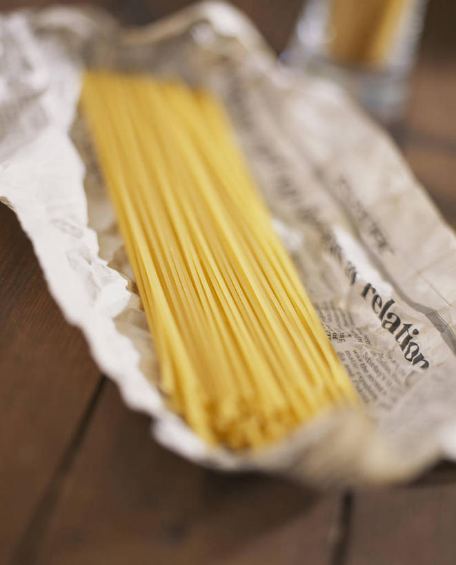 面食,面条,意大利面,无人,竖图,俯视,室内,特写,白天,西餐,阅读,桌面,桌子,报纸,许多,学习,阴影,朦胧,模糊,反射,信息,木制,影子,木桌,面,料理,食品,很多,食物,黄色,木制品,西式,浏览,新闻,意粉,意面,彩图,高角度拍摄,木桌子,报刊