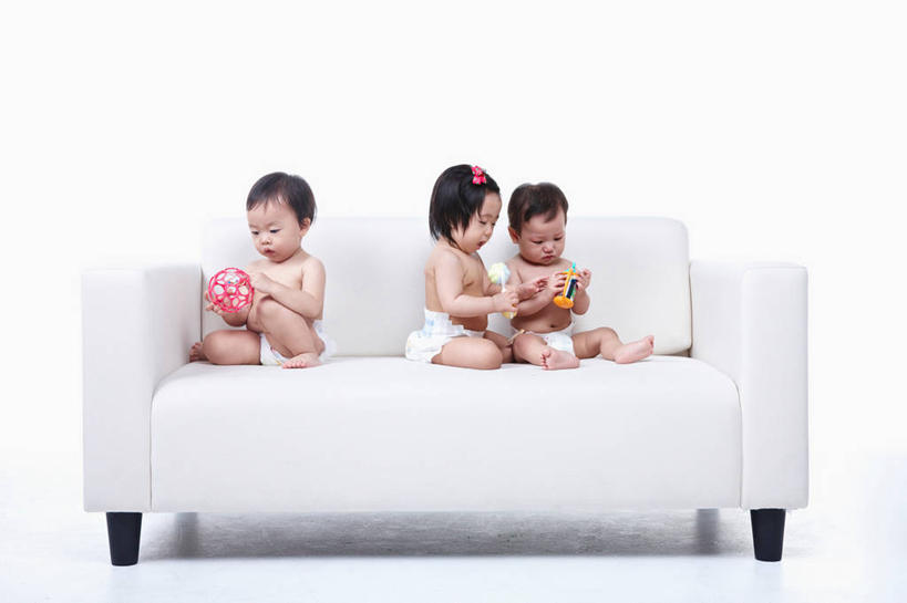 东方人,婴儿,儿童,三个人,家庭,坐,横图,室内,白天,白色背景,正面,游戏,纯洁,沙发,玩具,亚洲,握,装饰,头饰,拿,玩,拿着,注视,黄种人,光脚,娱乐,裸露,尿布,纸尿裤,尿不湿,小孩,发饰,饰品,低头,观察,看,休闲,温暖,温馨,一家人,赤脚,可爱,益智,握着,摄影,活泼,影棚,观看,活动,华丽,修饰,点缀,和睦,察看,纸尿布,发泄,关注,消遣,智力,摇铃,宝宝,裸,头绳,布艺沙发,纯真,烂漫,无邪,配饰,纸尿片,宣泄,衬托,美观,雅致,雅观,伶俐,天真,亚洲人,孩子,玩耍,嬉戏,坐着,彩图,全身,影棚拍摄,拍摄,手摇铃,融洽,发绳
