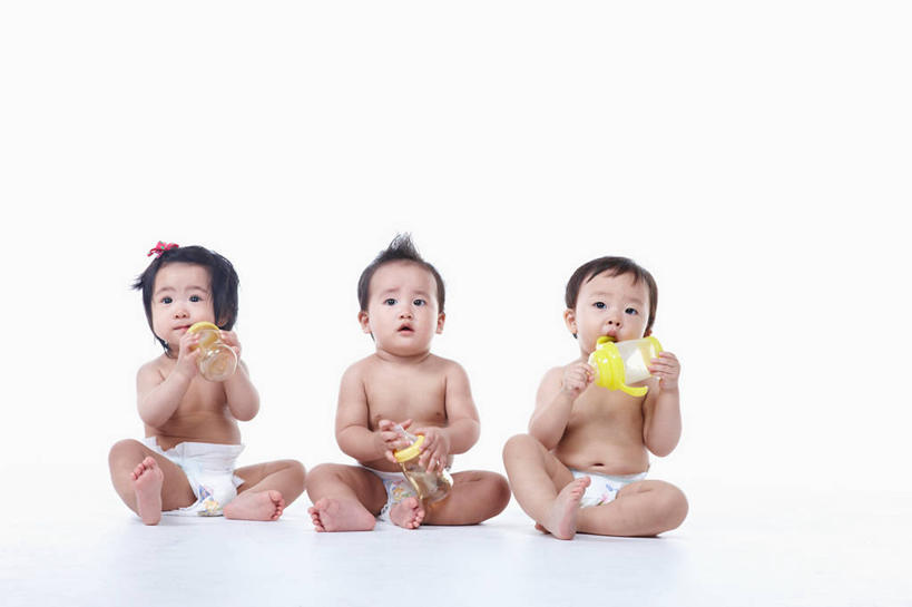 东方人,婴儿,儿童,三个人,坐,盘腿,横图,室内,白天,白色背景,正面,纯洁,亚洲,一排,握,整齐,装饰,奶瓶,头饰,乐器,拿,拿着,注视,黄种人,光脚,尿布,纸尿裤,尿不湿,排列,小孩,发夹,发饰,夹子,瓶子,容器,饰品,观察,看,赤脚,可爱,握着,摄影,活泼,影棚,奶嘴,婴儿用品,观看,储藏,华丽,修饰,打击乐器,点缀,察看,节奏,节拍,纸尿布,储存,队列,关注,宝宝,纯真,烂漫,无邪,配饰,纸尿片,衬托,美观,雅致,雅观,伶俐,天真,亚洲人,孩子,盘腿而坐,盘膝,盘着腿的,盘着腿坐,双腿交叉,坐着,彩图,全身,影棚拍摄,拍摄,手摇铃,贮存