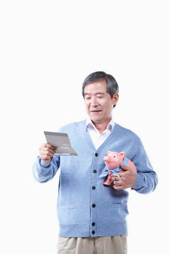 东方人,一个人,站,竖图,室内,白天,白色背景,正面,毛衣,亚洲,仅一个男性,仅一个人,握,服装,拿,拿着,注视,休闲装,黄种人,衣服,蓝色,容器,观察,看,站着,仅一个老年男性,休闲,休闲服,储蓄罐,器皿,储蓄,存钱,握着,金融,理财,摄影,服饰,影棚,经济,观看,存折,察看,资金,存钱罐,关注,存款,线衫,流通,贸易,贮钱罐,储钱罐,扑满,毛线衣,绒线衣,老年男性,男人,男性,亚洲人,站立,半身,彩图,影棚拍摄,绒衣,套衫,套头毛衣,线衣,拍摄,存款簿