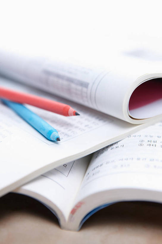 无人,竖图,室内,特写,白天,正面,静物,书籍,阴影,反射,笔,影子,办公用品,文具,红色,蓝色,铅笔,学习用品,书本,两本,文具用品,书,图书,彩图