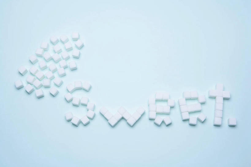 无人,横图,俯视,室内,特写,白天,一排,许多,阴影,蓝色背景,整齐,并列,并排,反射,英文,标志,文字,影子,字符,字母,调料,糖,调味品,很多,调味料,方糖,标识,排列,白色,摄影,影棚,英文字母,队列,平行,半方糖,白方糖,彩图,高角度拍摄,影棚拍摄,拍摄