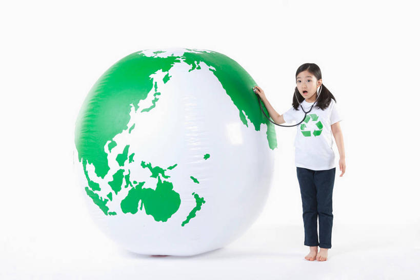 东方人,儿童,一个人,站,横图,室内,白天,白色背景,正面,纯洁,仪器,海洋,地图,亚洲,仅一个女性,仅一个人,握,阴影,服装,裤子,惊讶,环绕,围绕,反射,网格,地球仪,线条,影子,世界地图,地球,陆地,全球,环抱,注视,牛仔裤,休闲装,黄种人,光脚,方向,箭头,球,三个,一个,小孩,衣服,绿色,白色,经纬线,模型,听诊器,观察,看,站着,张嘴,仅一个小孩,休闲,球体,赤脚,休闲服,可爱,童年,童趣,握着,摄影,地理,国家,服饰,影棚,单个,观看,惊奇,大陆,察看,医疗设备,世界,指向,关注,医疗器械,纬线,医疗工具,版图,张大嘴巴,经线,童真,烂漫,无邪,经纬仪,地理学,簇,萦绕,检测工具,天真,女孩,女人,女性,亚洲人,孩子,张开嘴,站立,彩图,全身,影棚拍摄,拍摄,大洋,大洲,女生