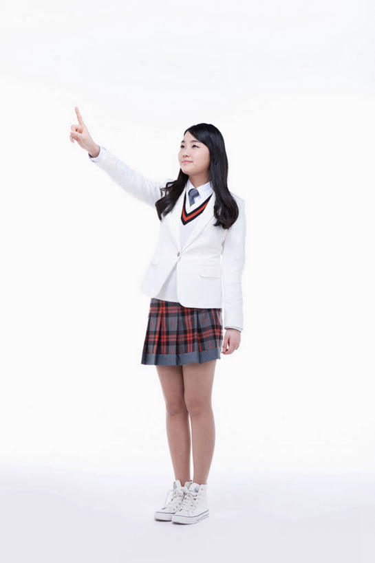 东方人,一个人,学生,站,举,笑,微笑,竖图,室内,白天,白色背景,正面,衬衫,裙子,制服,亚洲,仅一个年轻女性,仅一个女性,仅一个人,指,阴影,服装,反射,影子,领带,注视,指点,黄种人,观察,看,托,站着,校服,短裙,摄影,影棚,观看,半身裙,百褶裙,察看,指向,关注,学生服,年轻女性,女人,女性,亚洲人,举起,举手,举着,向上举,向上伸,向上托,站立,彩图,全身,影棚拍摄,衬衣,拍摄