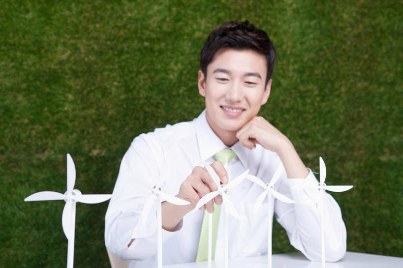 东方人,一个人,商务人士,商务男性,办公室,坐,笑,摸,微笑,露齿笑,横图,室外,白天,正面,衬衫,农业,风能,风力发电机,植物,家具,桌子,风车,亚洲,仅一个男性,仅一个人,撑,抚摸,套装,环保,立体,电力,空间,办公桌,防护,领带,托腮,注视,黄种人,设备,树,树木,仅一个年轻男性,绿色,自然,模型,观察,看,托,发电,机械,规划,工业,生长,能源,成长,观看,资源,察看,象征,庄重,风力机,关注,美好,美妙,托下巴,间隔,商务装,身份,利用,工薪阶层,低碳,办公家具,美观,雅观,正式,地位,直观,建筑模型,建筑设计,绿篱,生篱,树篱,植篱,单手托腮,风力发电,风力涡轮机,男人,男性,年轻男性,亚洲人,白领,上班族,设计,触摸,接触,坐着,半身,彩图,衬衣