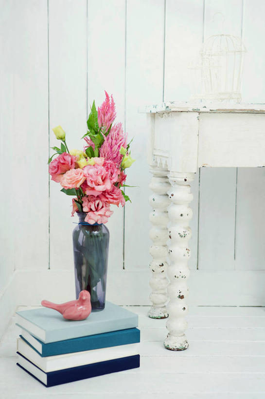 无人,竖图,室内,白天,正面,智慧,桌面,桌子,鸟,花瓶,书籍,雕塑,一排,艺术,整齐,装饰,盛开,木制,鸟类,雕刻,雕像,木桌,墙,花蕾,文化,墙壁,墙面,玻璃制品,花,花瓣,花朵,鲜花,排列,一个,插花,玻璃瓶,木制品,瓶子,书本,工艺品,花苞,花蕊,单个,纪念,堆,插花艺术,美术,创造,队列,主题,创作,陈列,想象,功能,美学,书,图书,彩图,木桌子