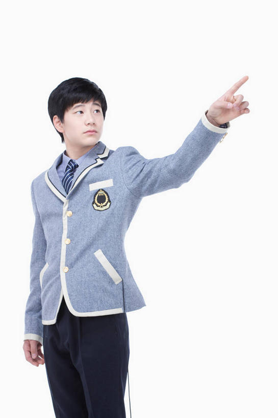 东方人,一个人,学生,站,笑,微笑,竖图,室内,白天,白色背景,正面,衬衫,制服,亚洲,仅一个男性,仅一个人,指,阴影,服装,反射,影子,领带,注视,指点,黄种人,仅一个年轻男性,观察,看,站着,校服,摄影,影棚,观看,察看,指向,关注,学生服,男人,男性,年轻男性,亚洲人,站立,半身,彩图,影棚拍摄,衬衣,拍摄