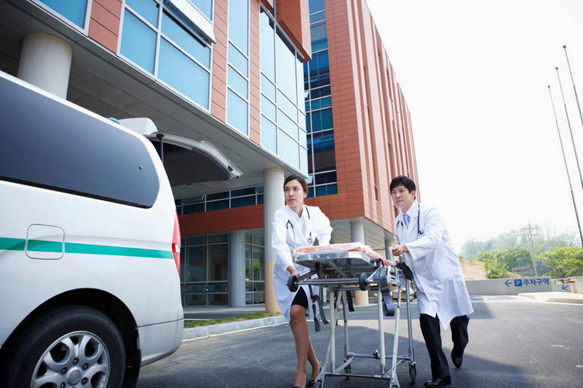 东方人,两个人,伙伴,朋友,医生,护士,医院,走,推,横图,室外,白天,仰视,工作服,制服,友谊,合作,团队,植物,汽车,救护车,亚洲,阴影,服装,光线,影子,领带,注视,黄种人,车,树,树木,衣服,蓝色,绿色,蓝天,天空,阳光,自然,听诊器,交通工具,天,观察,看,医护人员,医疗人员,战略,服饰,生长,晴朗,成长,观看,察看,急救,医疗设备,担架,白衣天使,象征,衣着,庄重,白大褂,穿着,关注,载具,医疗器械,身份,抢救,医疗工具,救援,医疗机构,万里无云,联合,合谋,正式,地位,工作制服,衣饰,检测工具,配合,协作,男人,男性,年轻男性,年轻女性,女人,女性,亚洲人,大夫,晴空,晴空万里,步行,散步,走路,半身,彩图,低角度拍摄,工作套服,病院,诊所