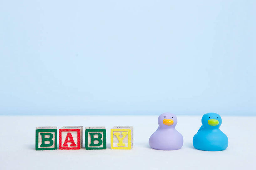 横图,室内,特写,白天,正面,游戏,智慧,静物,玩具,阴影,蓝色背景,反射,鸭子,影子,玩,娱乐,黄色,红色,绿色,两只,四个,休闲,橡胶,积木,益智,摄影,影棚,活动,思维,发泄,消遣,智力,想象,橡胶制品,宣泄,橡胶小鸭,橡皮小鸭,玩耍,嬉戏,半身,彩图,影棚拍摄,拍摄