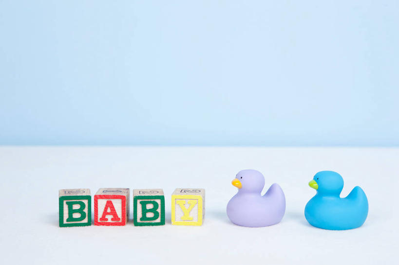 无人,横图,俯视,彩色,室内,特写,白天,游戏,智慧,静物,玩具,一排,阴影,蓝色背景,整齐,反射,英文,鸭子,标志,文字,影子,字符,字母,玩,娱乐,标识,排列,四个,休闲,橡胶,积木,益智,摄影,影棚,活动,英文字母,思维,队列,发泄,消遣,智力,想象,橡胶制品,宣泄,橡胶小鸭,橡皮小鸭,玩耍,嬉戏,彩图,高角度拍摄,影棚拍摄,拍摄