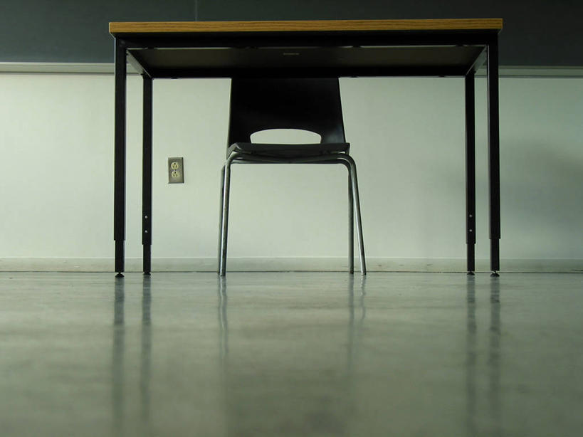 无人,学校,横图,室内,白天,正面,桌子,椅子,阴影,反射,影子,木椅,墙,书桌,校园,墙壁,墙面,课桌,黑板,教室,教学,课堂,耐磨,教学黑板,彩图