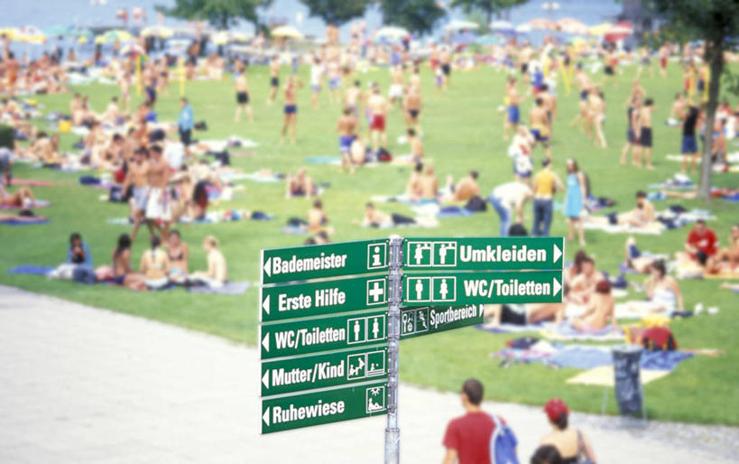 西方人,伙伴,朋友,坐,走,躺,横图,室外,白天,正面,聚会,友谊,草地,草坪,树林,植物,德国,欧洲,欧洲人,行人,阴影,服装,朦胧,模糊,光线,篮子,影子,坐垫,野餐,许多人,注视,休闲装,路人,草,树,树木,衣服,绿色,阳光,自然,观察,看,一群人,休闲,休闲服,服饰,生长,成长,观看,察看,西欧,关注,德意志联邦共和国,野餐垫,野餐地毯,多功能毯,食物篮,野炊,巴登.符腾堡,巴登.符腾堡州,巴符州,博登湖,过客,卧着,友情,男人,男性,年轻男性,年轻女性,女人,女性,白种人,步行,散步,躺着,卧,走路,坐着,半身,彩图,康斯坦茨,野餐篮