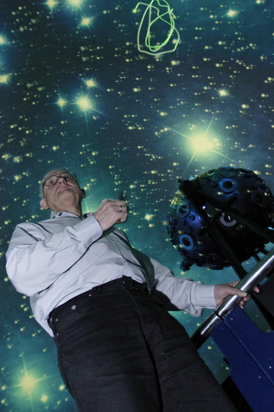 西方人,一个人,商务人士,商务男性,栏杆,站,笑,微笑,露齿笑,竖图,室外,夜晚,仰视,衬衫,星空,植物,夜景,欧洲,欧洲人,仅一个男性,仅一个人,仅一个中年男性,握,套装,扶手,领带,注视,护栏,树,树木,绿色,自然,观察,看,站着,握着,生长,成长,观看,察看,象征,庄重,关注,商务装,身份,工薪阶层,正式,地位,男人,男性,中年男性,白种人,白领,上班族,星夜,夜空,站立,半身,彩图,低角度拍摄,衬衣