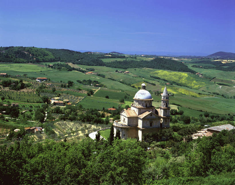 无人,教堂,横图,俯视,室外,白天,旅游,度假,草地,草坪,山,山脉,树林,植物,标志建筑,地标,建筑,意大利,欧洲,阴影,节日,光线,影子,山峰,山峦,文化,娱乐,建设,草,树,树木,蓝色,绿色,蓝天,天空,阳光,自然,群山,天,祈祷,享受,休闲,健康,旅游胜地,放松,许愿,宗教,信仰,生长,晴朗,成长,纪念,祈求,托斯卡纳,南欧,信念,万里无云,意大利共和国,托斯卡纳大区,蒙塔奇诺,平安,晴空,晴空万里,彩图,高角度拍摄,大教堂,礼拜堂