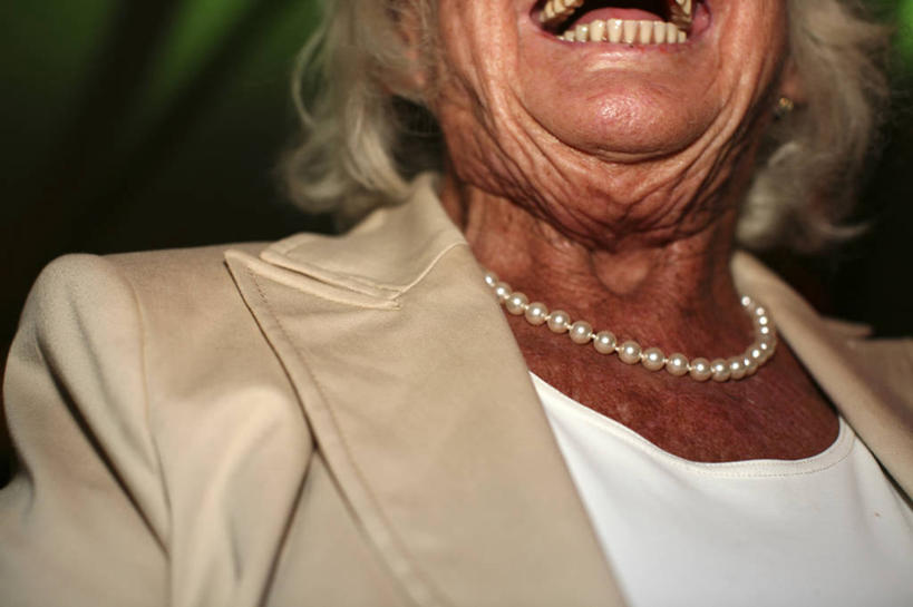 西方人,脸,头,脸颊,一个人,站,笑,大笑,横图,室外,特写,白天,正面,西装,兴奋,幸福,纯洁,植物,项链,欧洲,欧洲人,仅一个女性,仅一个人,阴影,套装,正装,朦胧,模糊,光线,影子,珍珠,职业装,肩膀,装饰品,树,树木,绿色,阳光,自然,饰品,首饰,站着,张嘴,健康,仅一个老年女性,生长,成长,贵重,珍贵,富有,张大嘴巴,哈哈大笑,宝贵,有机宝石,老年女性,女人,女性,白种人,头部,脸部,脸蛋,面部,张开嘴,半身,彩图,高兴,狂笑,白珍珠