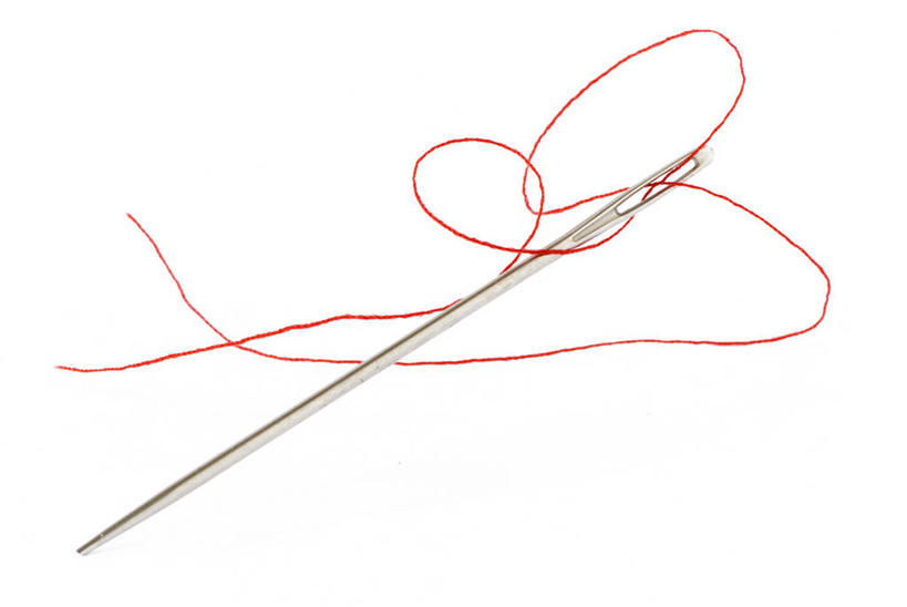 无人,交叉,横图,俯视,室内,特写,白天,白色背景,静物,环绕,缠绕,线,针,一个,红色,摄影,影棚,单个,缝纫,缝衣针,针线,纠缠,相交,交集,彩图,高角度拍摄,影棚拍摄,拍摄