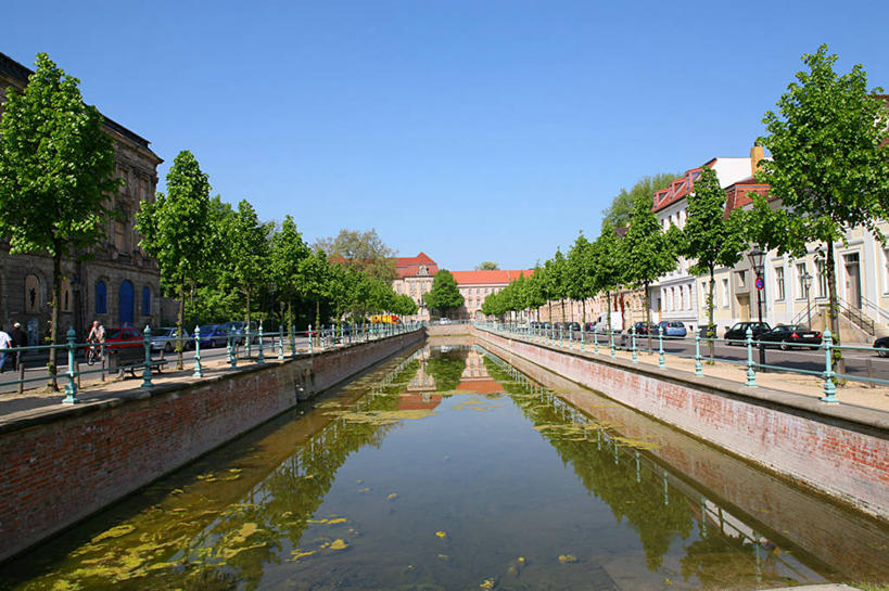 无人,家,栏杆,横图,室外,白天,仰视,度假,河流,美景,水,城市风光,城市,道路,路,德国,欧洲,阴影,光线,影子,房屋,屋子,河水,景观,水流,围栏,小路,交通,娱乐,护栏,楼房,住宅,蓝色,蓝天,天空,阳光,天,享受,休闲,景色,放松,晴朗,西欧,万里无云,德意志联邦共和国,首府,勃兰登堡,勃兰登堡州,波茨坦,晴空,晴空万里,彩图,低角度拍摄,房子