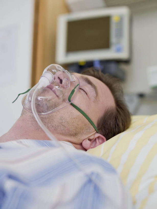 西方人,一个人,病人,医院,躺,闭眼,睡,竖图,室内,白天,仰视,机器,床,欧洲,欧洲人,仅一个男性,仅一个人,仅一个中年男性,医学,线条,心电图,墙,床单,设备,被子,墙壁,墙面,病床,氧气瓶,医疗,医疗设备,氧气面罩,被单,病服,病患,医疗器械,医疗工具,医疗机构,病号服,检测工具,卧着,男人,男性,中年男性,白种人,患者,就医者,闭眼睛,闭着眼,闭着眼睛,困,困觉,寝息,睡觉,躺着,卧,半身,彩图,低角度拍摄,病院,诊所,病患服,护理床,医疗床,病人服,病员服,心电图机