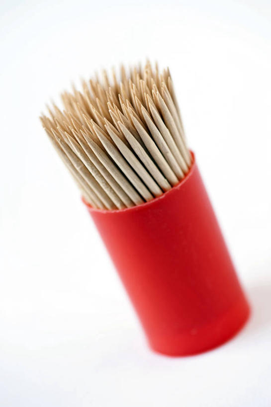 无人,竖图,室内,特写,白天,白色背景,正面,静物,一排,许多,阴影,整齐,反射,木制,牙签,影子,很多,排列,一个,红色,木制品,瓶子,塑料制品,塑料瓶,摄影,影棚,单个,堆,队列,剔牙棒,彩图,影棚拍摄,拍摄