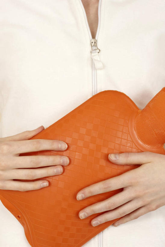 西方人,手,一个人,竖图,室内,特写,白天,正面,袋子,欧洲,欧洲人,双手,仅一个年轻女性,仅一个女性,仅一个人,握,服装,拿,拿着,休闲装,一个,衣服,白色,容器,休闲,手部,休闲服,橙色,橡胶,握着,摄影,服饰,影棚,单个,储藏,热水袋,储存,橡胶制品,暖水袋,年轻女性,女人,女性,白种人,半身,彩图,影棚拍摄,拍摄,贮存