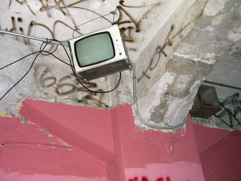 无人,栏杆,横图,俯视,室内,白天,抽象,绘画,楼梯,静物,电视,艺术,彩绘,扶手,图案,阶梯,墙,艺术品,古典,文化,护栏,墙壁,墙面,台阶,工艺品,品味,概念,一台,美术,高雅,彩电,美学,彩色电视机,显像管屏,显像管屏幕,图文,电视机,彩图,高角度拍摄,涂鸦