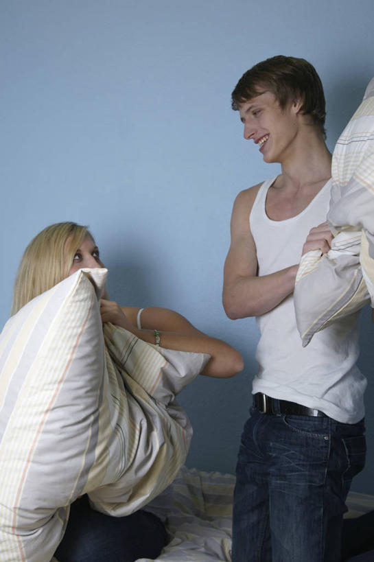 西方人,两个人,家庭,夫妻,站,坐,笑,微笑,露齿笑,竖图,室外,白天,正面,爱情,游戏,床,卧室,欧洲,欧洲人,握,阴影,服装,裤子,反射,背心,影子,墙,床单,浪漫,玩,扭头,注视,牛仔裤,娱乐,被子,相视,墙壁,墙面,衣服,蓝色,低头,观察,看,站着,转头,休闲,温暖,温馨,一家人,面对面,恩爱,解压,握着,恋人,服饰,单人床,观看,活动,对视,和睦,察看,被单,互视,衣着,穿着,发泄,关注,消遣,智力,相对,缓解,相看,宣泄,衣饰,男人,男性,年轻男性,年轻女性,女人,女性,白种人,年轻人,夫妇,情侣,抬头,玩耍,嬉戏,仰头,站立,坐着,半身,彩图,睡房,卧房,枕头大战,伴侣,融洽